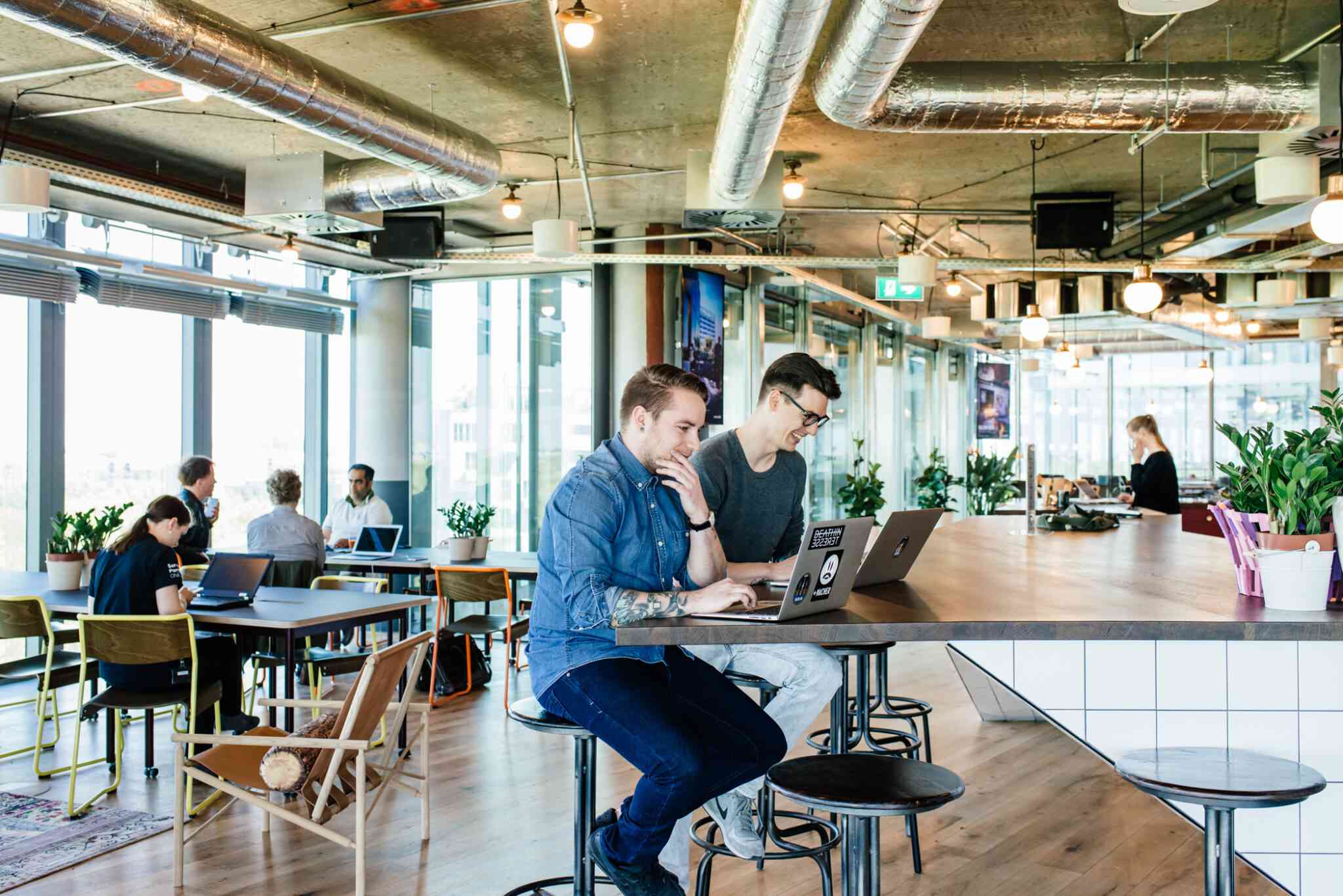 Компания wework. WEWORK Тимура Фрунзе. ВИВОРК коворкинг.